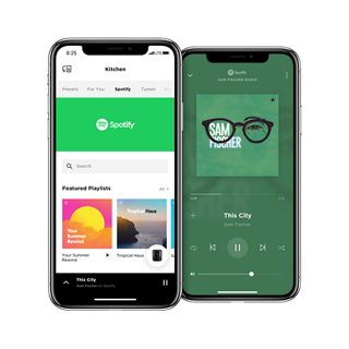 智能手机显示带有精选播放列表的 Spotify 和播放歌曲的 Spotify