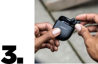 从充电盒中取出 QC 消噪耳塞 II 的人