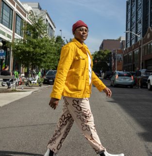 佩戴 Bose QuietComfort 消噪耳塞 II 过马路的女士