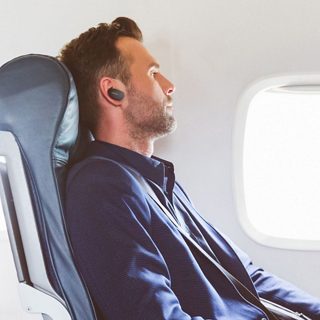 一位佩戴 Bose QuietComfort 消噪耳塞的男士