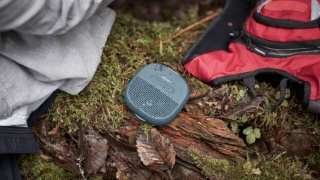 户外放在地上的 Bose SoundLink Micro 蓝牙扬声器