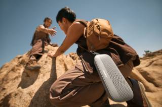 两个攀岩的朋友在听 Bose SoundLink Flex 便携式扬声器（第 2 代）播放的音乐