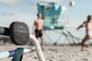 安装在海滩上的椅子上的 SoundLink Micro 蓝牙扬声器