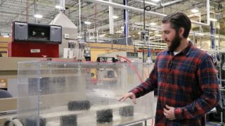 Jon Rapp 使用一种定制的喷水试验器测试一个进水示例