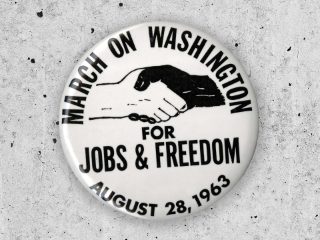 按钮上写着，1963 年 8 月 28 日，为就业和自由向华盛顿前进