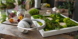 桌子上的 Bose Noise Cancelling 700 无线消噪耳机