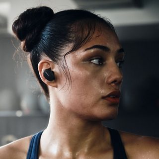 Janay Harding 佩戴 Bose 无线耳塞正在训练