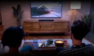 使用 Bose 家庭娱乐扬声器 550 看电视的情侣