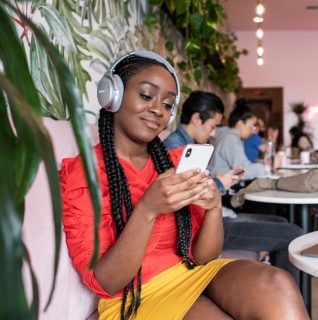 佩戴 QuietComfort 35 II 无线消噪耳机的女士