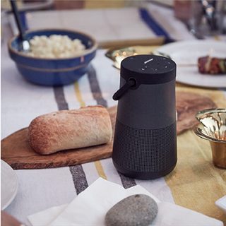 桌子上的 SoundLink Revolve+ 蓝牙扬声器