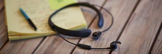 桌子上的 QuietControl 30 无线耳机