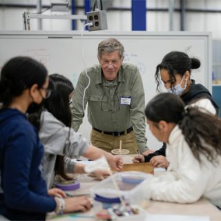 一名男士与一名女士