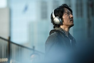 戴着 QuietComfort® 35 无线耳机的男人