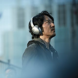 戴着 QuietComfort® 35 无线耳机的男人