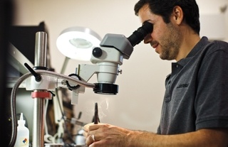 在工作台旁的员工