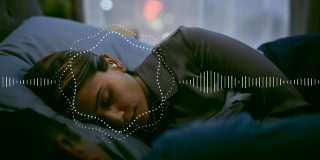 戴着 Bose noise-masking sleepbuds 遮噪睡眠耳塞睡觉的女士
