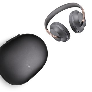 700 耳机便携式充电盒和 Bose 700 无线消噪耳机