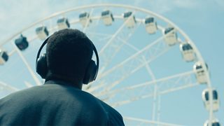 佩戴 Bose 700 无线消噪耳机并使用 Bose AR 功能的男士