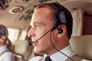 佩戴 ProFlight 航空耳机系列 2 的飞行员