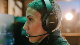 佩戴 Bose QuietComfort 35 II 游戏耳机的玩家