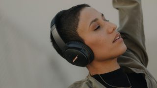 佩戴 Bose QuietComfort 35 II 游戏耳机的女士