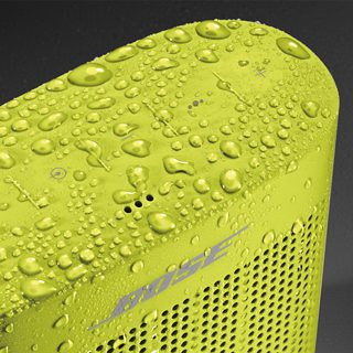 水滴覆盖的防水 SoundLink Color II
