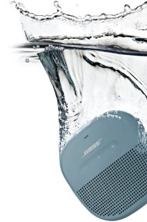 水下的灰蓝色 SoundLink Micro 蓝牙扬声器