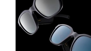 显示镜像银色和渐变蓝色两种镜片的 BOSE 智能音频眼镜方款