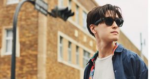 佩戴 BOSE 智能音频眼镜的男士