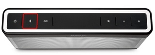 SoundLink III 扬声器上高亮的蓝牙按钮