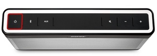 SoundLink III 扬声器上高亮的电源键