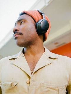 室外的 Donald Glover