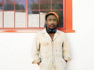 室外的 Donald Glover