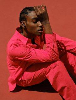 一位佩戴 Bose QuietComfort Ultra 消噪耳塞的人