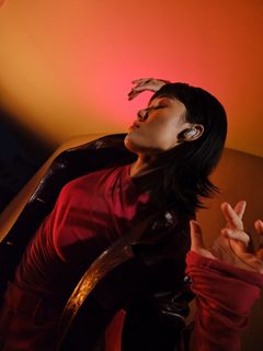 一位佩戴 Bose QuietComfort Ultra 消噪耳塞的人