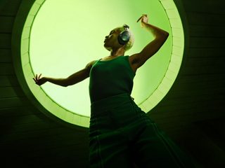 一位佩戴 Bose QuietComfort Ultra 消噪耳机的人