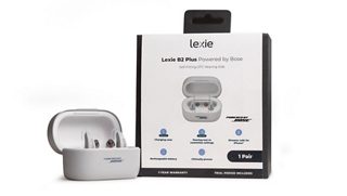 产品包装盒旁边装在充电盒中的 Lexie B2 Plus 自合式非处方助听器