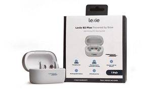 产品包装盒旁边装在充电盒中的 Lexie B2 Plus 自合式非处方助听器