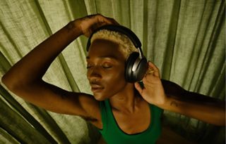 一位佩戴 Bose QuietComfort Ultra 无线消噪耳机的男士