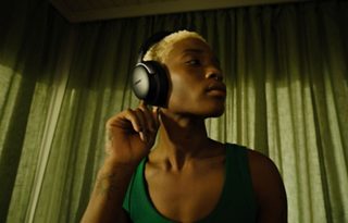 一位佩戴 Bose QuietComfort Ultra 无线消噪耳机的男士