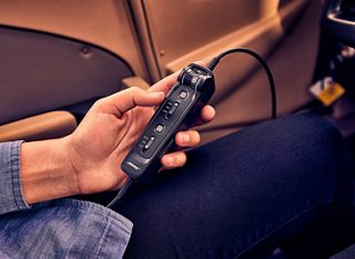 飞行员用悬停在滑块上的拇指按住 A30 控制模块，以选择三种主动消噪模式