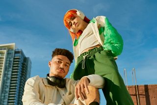 室外佩戴 Bose QuietComfort 消噪耳机的男士和女士