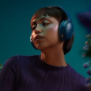 一位佩戴 Bose QuietComfort 消噪耳机的女士