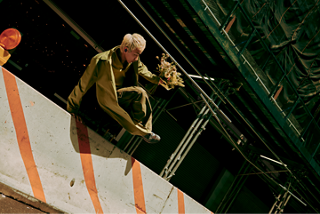 戴着 Bose QuietComfort 消噪耳塞的人跳过外面的障碍物。