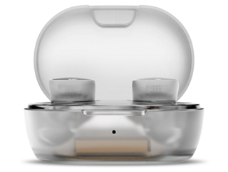 充电盒里的 Bose QuietComfort 消噪耳塞，盒盖打开。