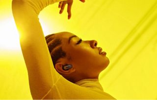 一位跳舞时佩戴 Bose QuietComfort Ultra 消噪耳塞的女士