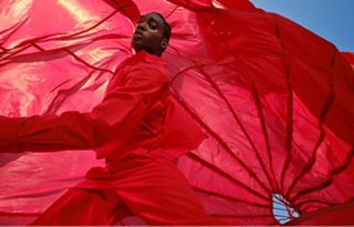 一位佩戴 Bose QuietComfort Ultra 消噪耳塞的男士