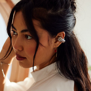 戴着 Bose Ultra 开放式耳机的女士。