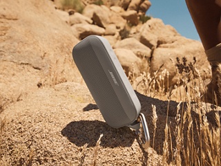从半空掉落的 Bose SoundLink Flex 便携式扬声器(第 2 代)。