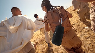 朋友们在外面散步,听着 Bose SoundLink Flex 便携式扬声器(第 2 代)播放的音乐。